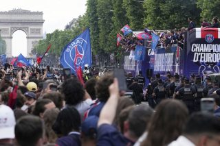 Γιορτή στα Ηλύσια Πεδία για την Παρί σεν Ζερμέν